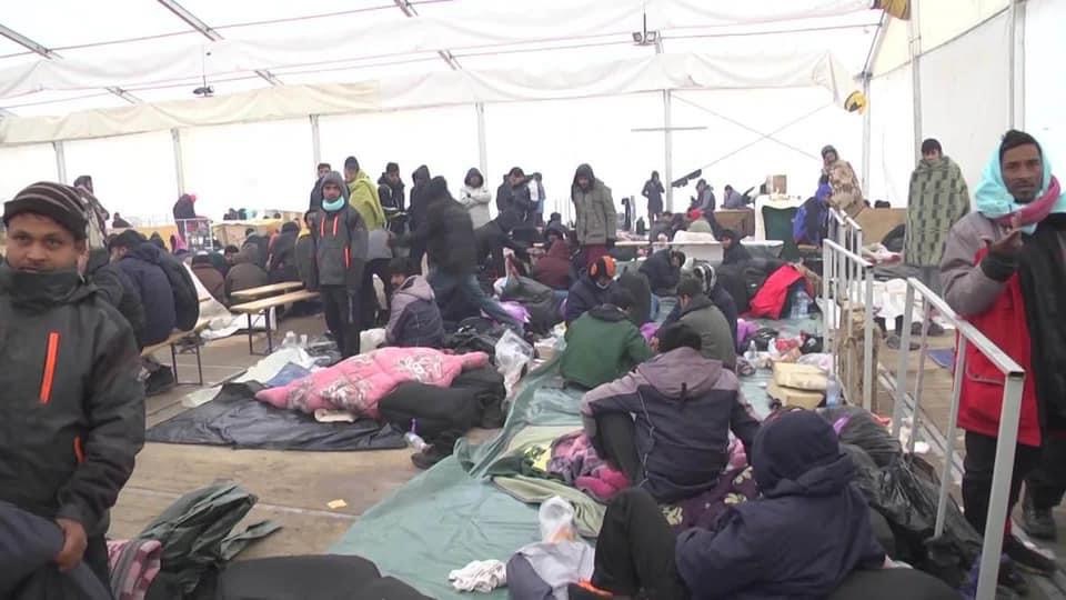 أكثر من ألف مهاجر بلا مأوى بعد احتراق مخيمهم بالبوسنة