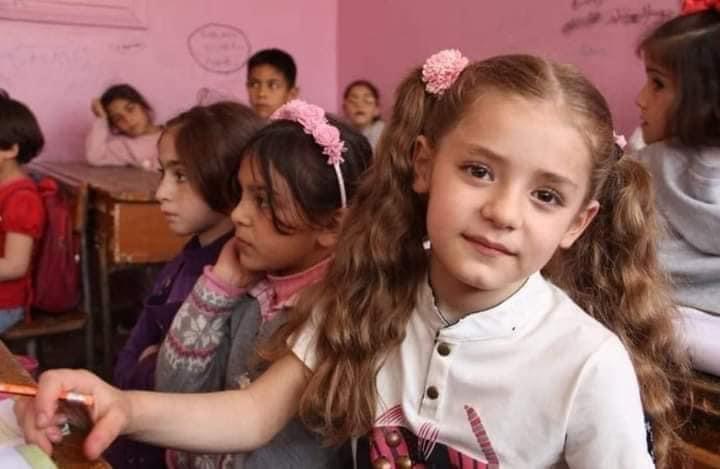 من تحت الركام إلى العالمية... طفلة سورية تبهر العالم