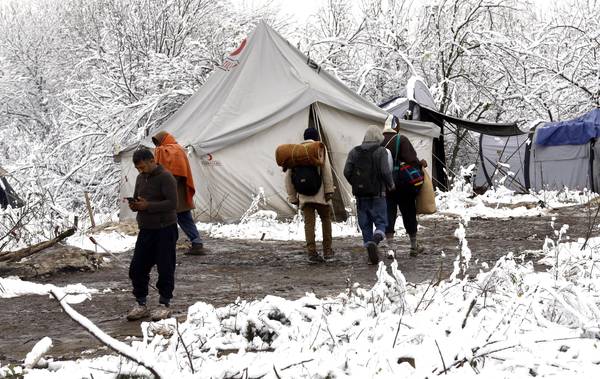 البوسنة والهرسك: حوالي 3000 مهاجر ينامون في الغابات المتجمدة.