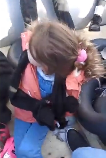 مناشدات يطلقها مهاجرون سوريون وسط البحر، ومن بينهم أطفال